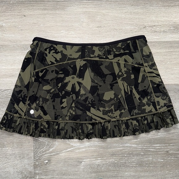 Lululemon City Sky Run By Skirt~ size 8
Pop Cut Fatigue Green Black / Black - Picture 5 of 9